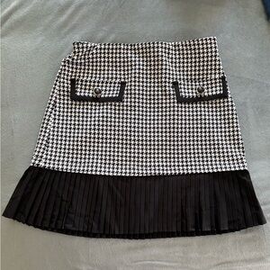 Elegant Houndstooth Mini Skirt with Pleated Hem
